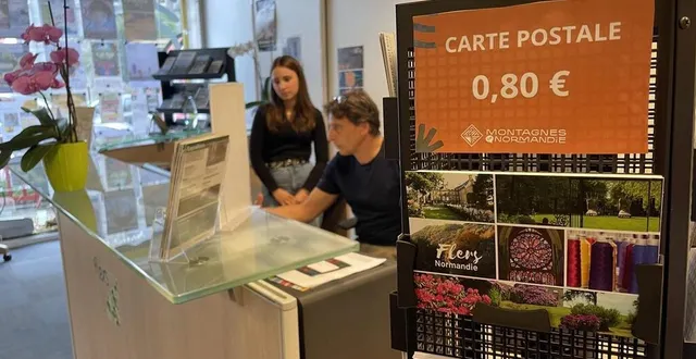 photo  clarisse davy et baptiste perier derrière le comptoir de l’office de tourisme de flers, dans l’orne.  &copy;  ouest-france 