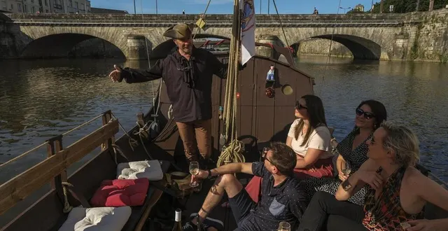 photo  prendre l’apéritif entre amis ou en famille sur la rêveuse saint-nicolas : un moment tout en douceurs…  &copy;  archives le maine libre 