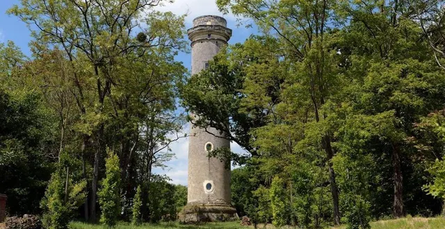 photo  au domaine de la charpenterie, la tour lanterne a été érigée en 1835.  &copy;  josselin clair 