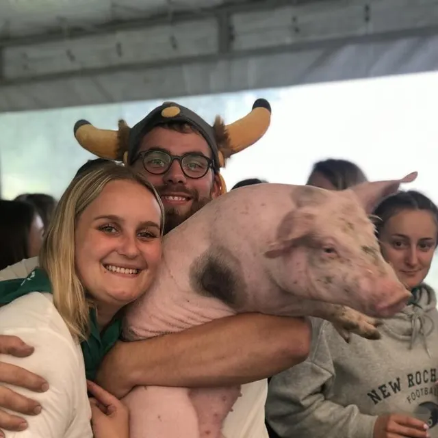Agathe et Benjamin enlacent le cochon pour tenter de déterminer son poids. Ouest-France photo agathe et benjamin enlacent le cochon pour tenter de déterminer son poids. © ouest-france