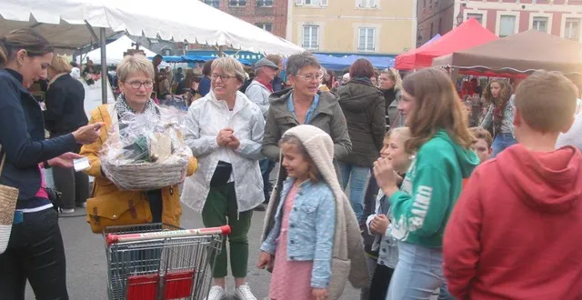 photo  bérengère (à gauche), présente son panier garni.  &copy;  ouest-france 