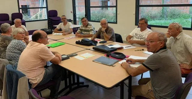 photo  les membres du comité des fêtes préparent leur soirée guinguette, qui aura lieu vendredi, au plan d’eau.  &copy;  ouest-france 