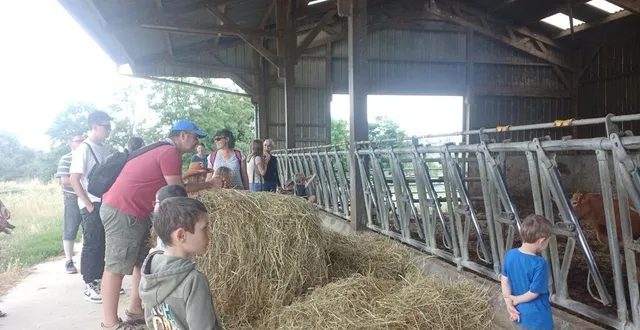 photo  une quinzaine de visiteurs sont venus en famille découvrir la ferme de martine et pierre jardin, les délices de beauregard, à brûlon, le 26 juillet 2023.  &copy;  ouest-france 