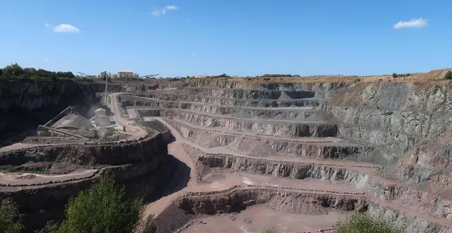 photo  la carrière de la gouraudière est composée de dix strates.  &copy;  archives co 