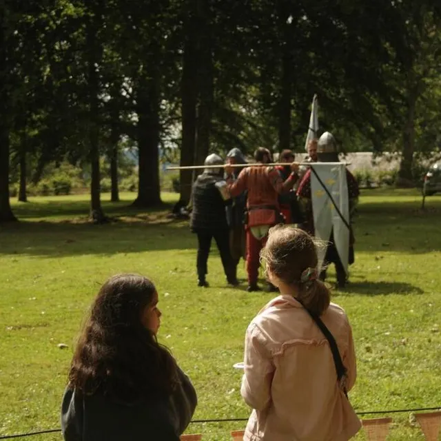 photo les enfants ont pris part à des spectacles sur le moyen-âge, participé à des jeux ou appris l’histoire de la fabrication des épées, samedi 5 août 2023.  ©  ouest france