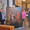 photo dominique leroy, maire de courtillers, tient le tableau avec fanny chauvet, la restauratrice, et hervé-marie cotten, le curé de l’ensemble paroissial de sablé-sur-sarthe, ce lundi 7 août 2023, dans l’église saint-jean-baptiste.