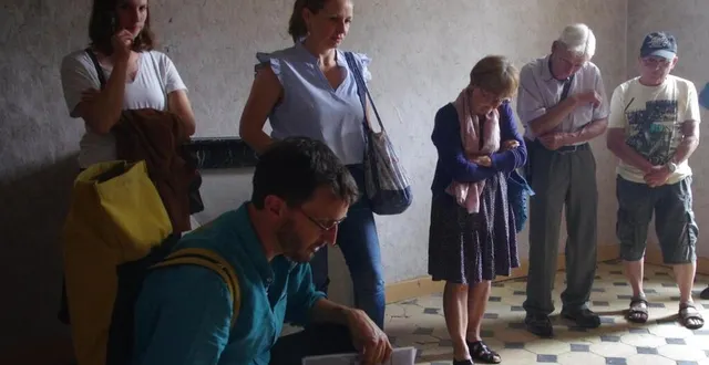 photo  le groupe de visiteur dans l’ancien presbytère.  &copy;  le maine libre 