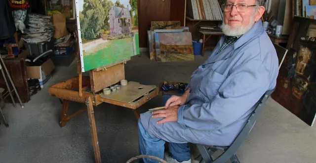 photo  depuis son atelier de la fontaine-saint-martin, michel avril ne se lasse pas de peindre les paysages du sud de la sarthe.  &copy;  ouest-france 