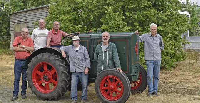 photo  toute l’équipe de l’amicale du tracteur renault qui a travaillé sur le rk. de gauche à droite : laurent boumault, michel chasseray, marcel renault, francis piquet, bernard jaunay et robert dalaudière. absent : marc fonfria.  &copy;  amicale du tracteur renault 