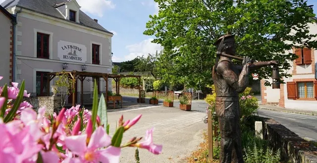 photo  la taverne des mineurs est la porte d’entrée du hameau d’ardenay, situé sur la corniche angevine entre rochefort et chalonnes-sur-loire.  &copy;  ouest-france 