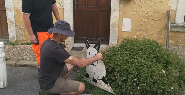 photo  les bénévoles installent les décorations.  &copy;  le maine libre 