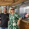 photo  philippe gréteau et alexandra eliès, patrons du port de l’île, guinguette au bord de la mayenne. 