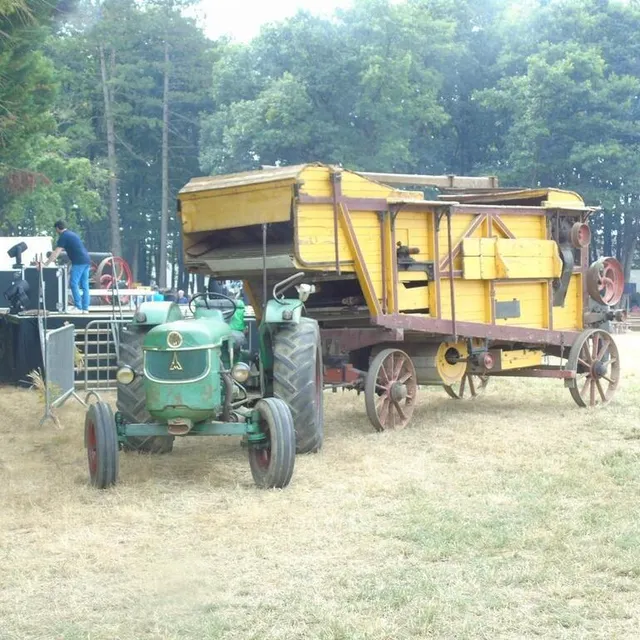 photo en milieu de jouréne les acteurs et le matériel défilent dans les allées du site.  ©  archives ouest-france