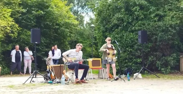 photo  thomas ford et becca langsford au théâtre de verdure.  &copy;  ouest-france 