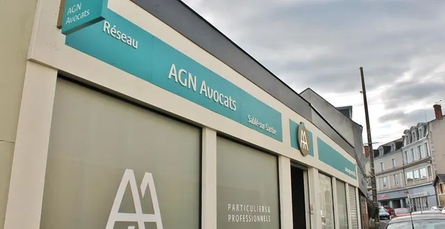 photo  la devanture du futur cabinet d’avocats, rue carnot, à sablé-sur-sarthe, a été posée ce mardi 8 août 2023.  &copy;  ouest-france 
