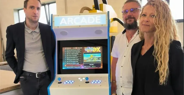 photo  à avézé (sarthe), dans l’atelier de nicolas galais (à gauche), régis pinaud et gwen esnault (à droite) posent devant la borne conçue qu’ils ont conçu ensemble.  &copy;  easyclic 