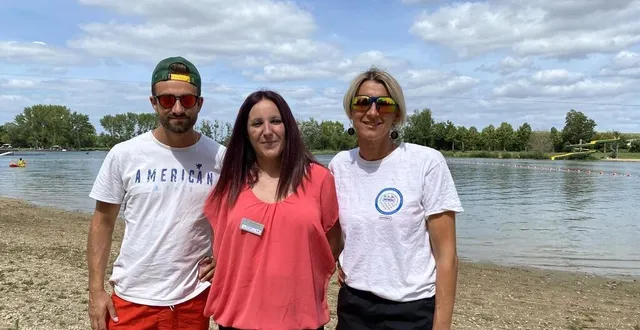 photo  caroline dorcy entourée des deux maîtres nageurs, léo et gaëlle.  &copy;  co 