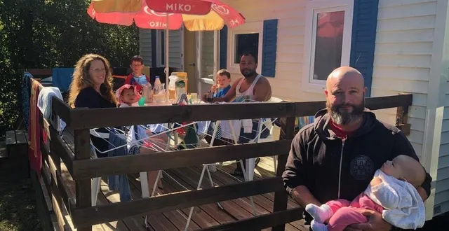 photo  au premier plan, françois. avec sa famille, il arrive de quimper, et retrouve ses cousins et cousines au camping du tallud. ils viennent de poitiers ou encore de saint-malo.  &copy;  co 