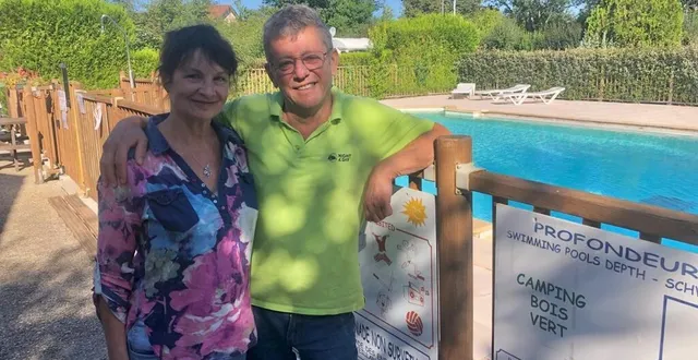 photo  françois montillet et florence cotonnec sont salariés de ce camping avec piscine aux portes de parthenay.  &copy;  co 