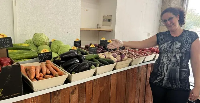 photo  alexandra combette est la vendeuse du comptoir de brigitte à alençon (orne).  &copy;  ouest-france 