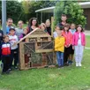 photo avant de quitter l'accueil de loisirs, les enfants ont installé leur hôtel à insectes aux abords de la maison de services au public (msap) de la commune déléguée de la fresnaye-sur-chédouet.
