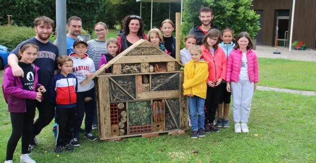 photo  avant de quitter l'accueil de loisirs, les enfants ont installé leur hôtel à insectes aux abords de la maison de services au public (msap) de la commune déléguée de la fresnaye-sur-chédouet.  &copy;  ouest-france 