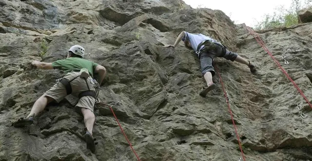 photo  de l’initiation à l’escalade sur la falaise de cinq coux à aigondigné.  &copy;  archives co 