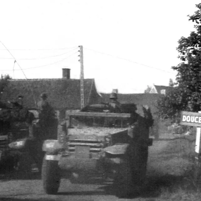 photo doucelles, le 11 août 1944. des half-tracks de la 2e db sortent du village en direction de rené.  ©  archives de guerre américaines