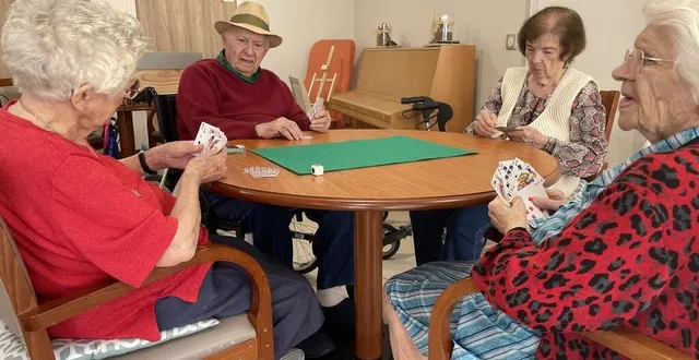 photo  de gauche à droite : marguerite toudic, alexandre rogliano, jeannine duval et paulette pottier. tous les quatre vivent à la maison de retraite la sénatorerie à alençon.  &copy;  ouest-france 