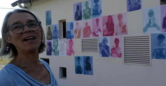 photo  une bénévole de la médiathèque s’amuse à reconnaître ses collègues.  &copy;  ouest-france 