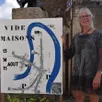 photo marie-agnès watteau devant le plan des douze maisons participant à la première édition du vide-maisons.
