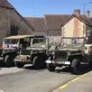 photo  certains participants à la route leclerc utilisent des jeeps américaines. ici, à champfleur, lors de l’inauguration de la borne kilométrique. 