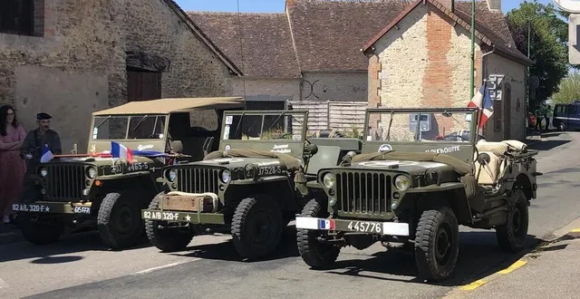 photo  certains participants à la route leclerc utilisent des jeeps américaines. ici, à champfleur, lors de l’inauguration de la borne kilométrique.  &copy;  archives ouest-france 