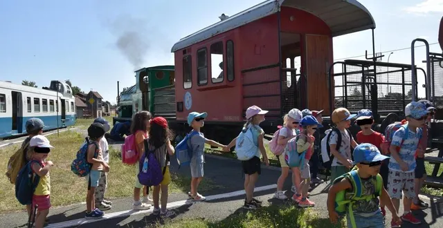 photo  les enfants du centre de loisirs de la communauté de communes du gesnois bilurien étaient heureux de prendre ce train.  &copy;  le maine libre 