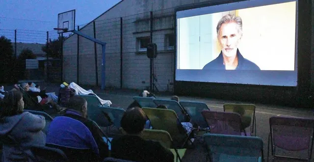 photo  vendredi 4 août 2023, c’est au city stade du quartier du pré qu’avait lieu la précédente séance de cinéma en plein air avec le film « hommes au bord de la crise de nerfs ».  &copy;  ouest-france 