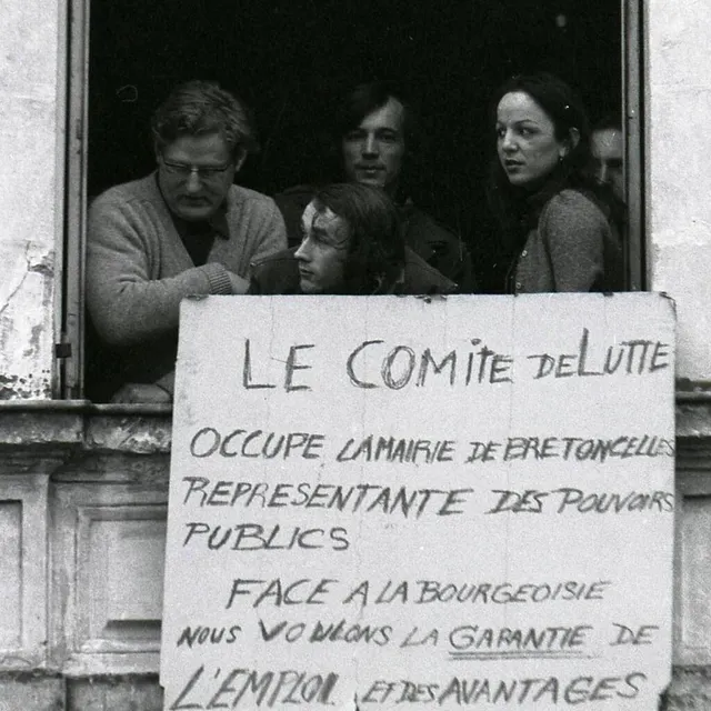 photo des travailleurs durant l’occupation de la mairie de bretoncelles, en janvier 1975.  ©  archives ouest-france