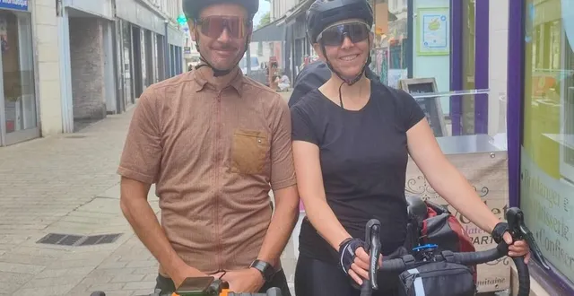 photo  nicolas gaudard et sa femme maroussia sont venus de paris pour faire le parcours de la vélo francette.  &copy;  co – thomas bertin 