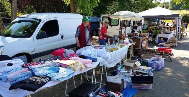 photo  dimanche le soleil doit faire son retour pour le plus grand bonheur des exposants et des chineurs.  &copy;  archives le maine libre 