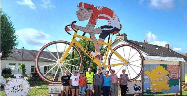 photo  les randonneurs lors de leur halte à souillé.  &copy;  le maine libre 