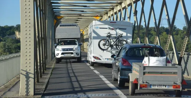 photo  en pleine saison touristique, les accrochages entre camping-cars ont lieu quasiment quotidiennement sur cet ouvrage inauguré en 1917 qui accueille en moyenne 4 800 véhicules par jour.  &copy;  co – antoine humeau 