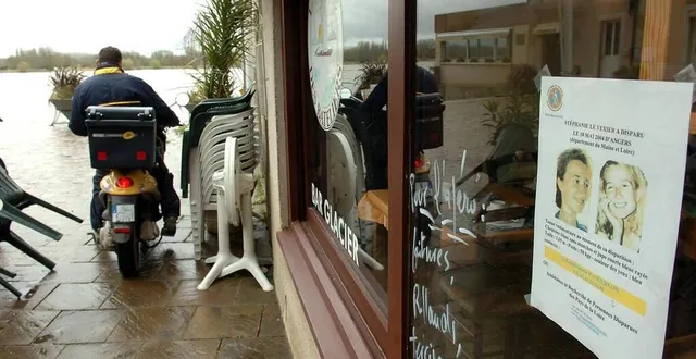 photo  en 2008, sur la place razebouc de la pointe, à bouchemaine, la devanture de la crêperie affiche le nouvel appel à témoins concernant la disparition de stéphanie le vexier, épouse loddé.  &copy;  archives co – laurent combet 