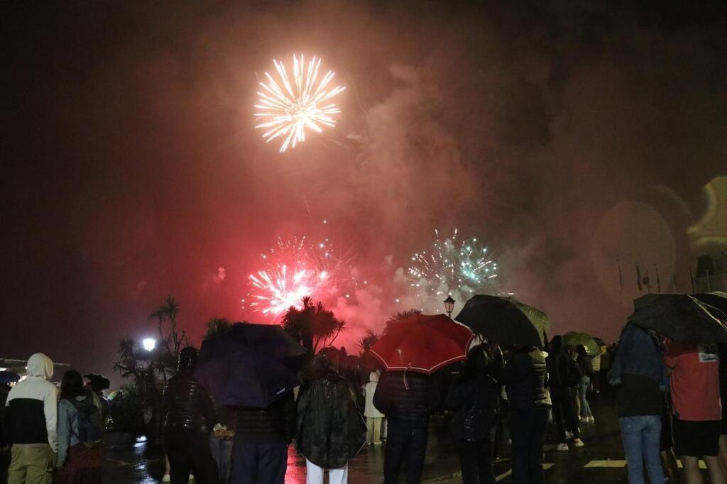 Sous la pluie, le feu d’artifice illumine le ciel dinardais . Sport