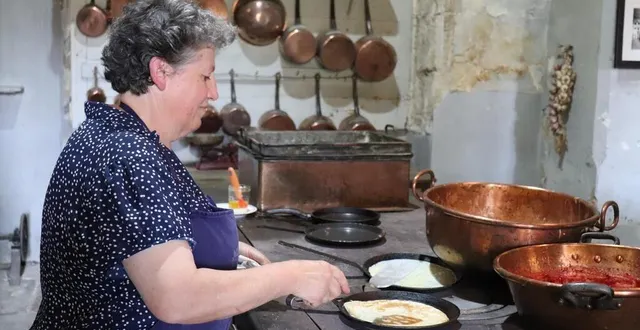photo  annie répond présent pour la fête des confitures au château du lude depuis six ou sept ans. c’est elle qui réalise les crêpes, cuites au feu de bois.  &copy;  ouest-france 