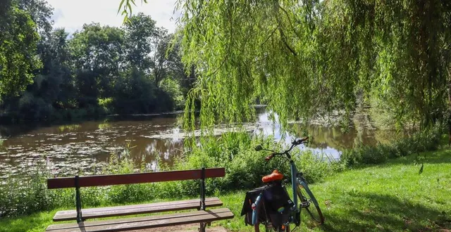photo  la balade, qui suit la rivière de la sarthe sur plusieurs kilomètres, a un côté apaisant.  &copy;  ouest-france 