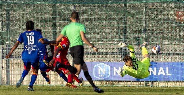 photo  augustin delbecque a su faire rempart face aux attaquants de marignane gignac.  &copy;  pqr / la provence/maxppp 