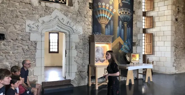 photo  baugé-en-anjou, le 7 août 2023. colleen, l’une des guides du château du roi rené, lors d’une visite flash consacrée aux repas à l’époque médiévale, devant un public attentif.  &copy;  co 