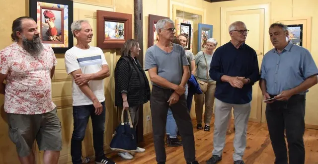 photo  alain voisin (tee-shirt blanc), jacques fouquet, marc fouquet pour inaugurer l’exposition en présence d’olivier dronne (boucan des arts) et michel leroy (communauté de communes).  &copy;  le maine libre 