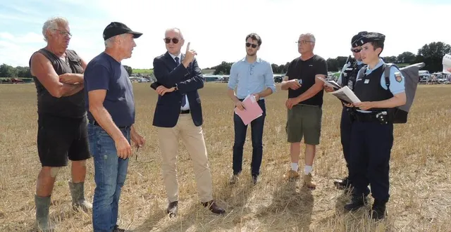 photo  le sous-préfet olivier compain et la gendarmerie ont effectué un contrôle samedi après-midi avant le feu d’artifice de la fête de la moisson.  &copy;  le maine libre 