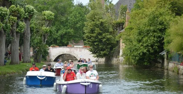 photo  que diriez-vous d’un apéritif servi à bord des bateaux électriques ?  &copy;  archives le maine libre 