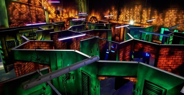 photo  laser game, dans le labyrinthe de 450 m2 de l’autre usine, à cholet.  &copy;  martineau 